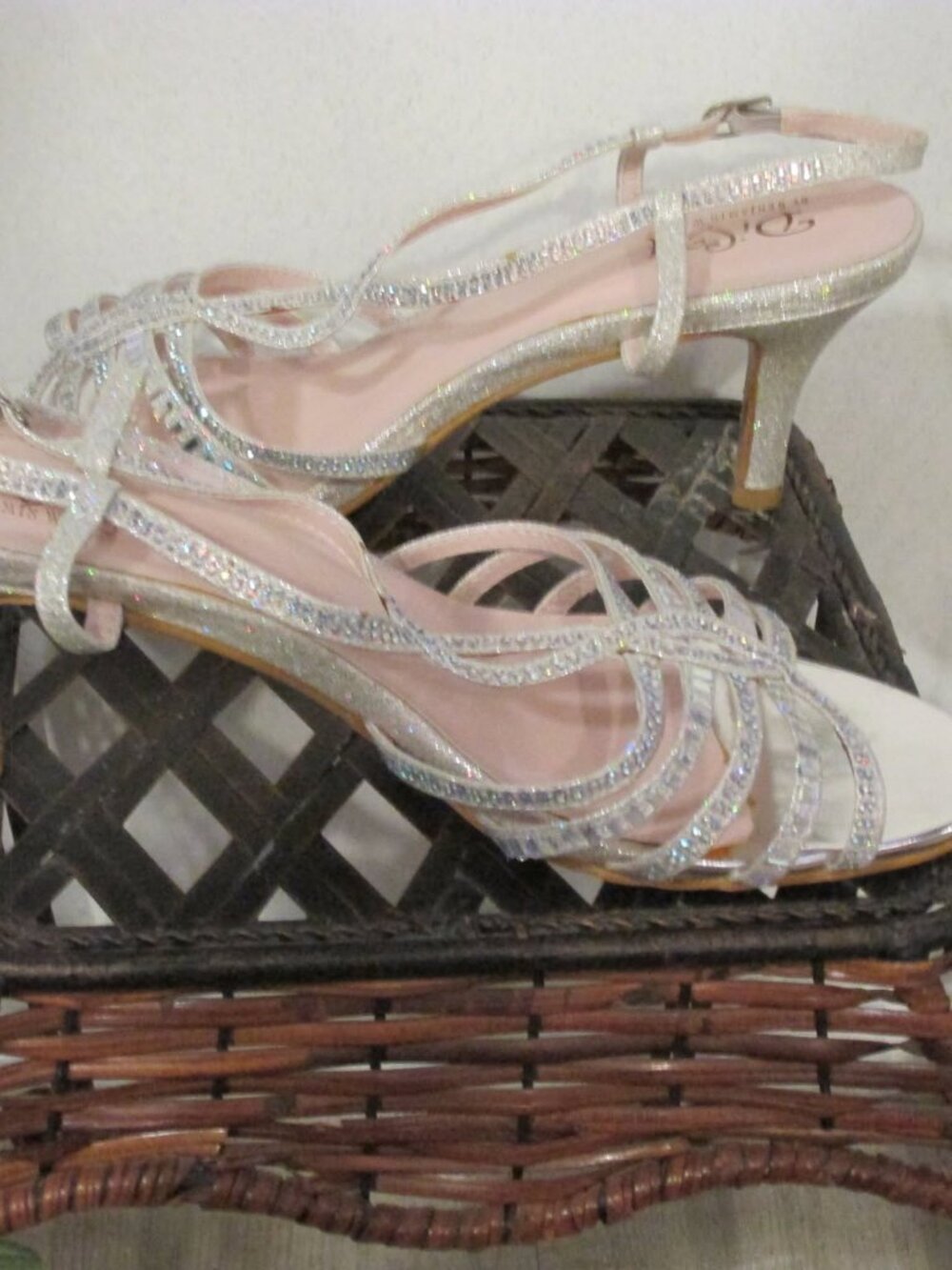 high-heeled shoe